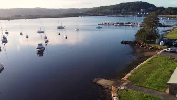 Aerial Drone Pan Shot Gosford Waterfront Foreshore Yachts Boats Pier — стоковое видео