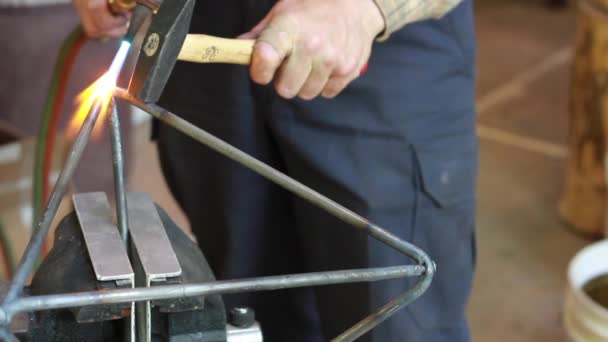 Metal Artisan Crafting Steel Ram Med Blåslampa Och Hammare Verktyg — Stockvideo