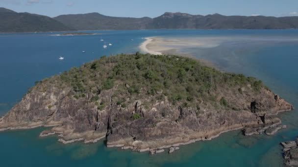 Drone Flyby Över Orörda Langford Island Med Lång Vit Sand — Stockvideo