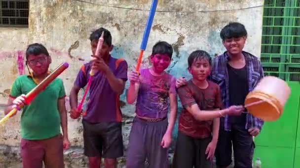 Groep Van Kinderen Met Kleuren Toegepast Dansen Tijdens Holi Festival — Stockvideo