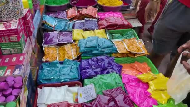 Stall Selling Colorful Paint Powder Hindu Festival Holi Crowded Market — Stockvideo