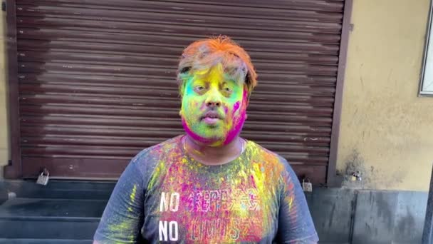 Indián Krásným Vícebarevným Gulášem Tváři Koncept Indiánského Festivalu Holi Shot — Stock video