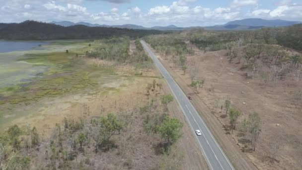 Αυτοκίνητα Οδήγηση Mulligan Highway Στο Big Mitchell Creek Reserve Θέα — Αρχείο Βίντεο