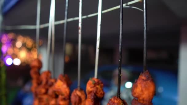 Würzige Hähnchen Kababs Werden Abends Bei Hitze Grill Mit Metallspießen — Stockvideo