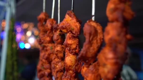 在新德里旧城的市场上 辣味鸡排的电影摄制正在用炭烤 烤的是带有金属棒的烤肉 晚上作为街头食品出售 — 图库视频影像