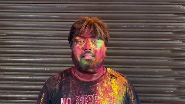 Paralaksowe Ujęcie Młodego Azjaty Uśmiechniętego Festiwalu Kolorów Twarz Faceta Pokryta — Wideo stockowe