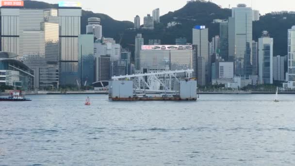 Tug Boat Towing Barge Victoria Harbour Skyline Background Victoria Harbour — Stock video