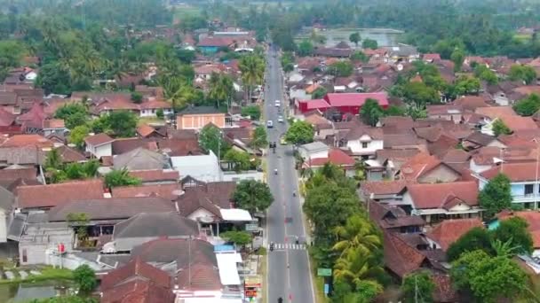 Κτίρια Και Trafficked Δρόμο Mungkid Στην Ινδονησία Προς Εμπρός Εναέρια — Αρχείο Βίντεο