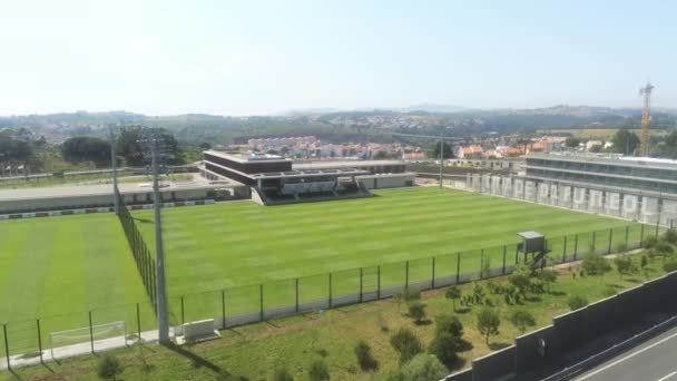 Létání Nízko Cidade Futebol Fotbalové Město Oeiras Portugalsko — Stock video