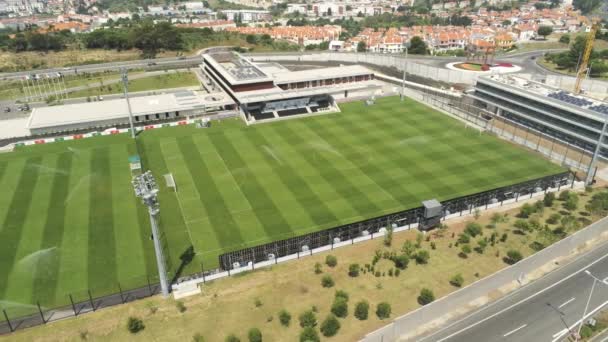 葡萄牙Oeiras的Cidade Futebol 足球之城 草地被浇灌 绕着圈飞行 — 图库视频影像