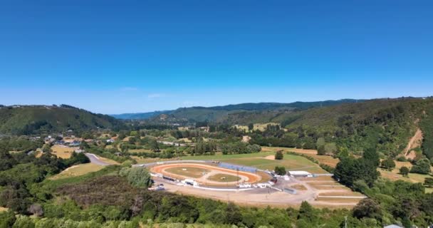 Flug Über Buschland Und Bäume Zur Speedway Rennstrecke Für Familien — Stockvideo