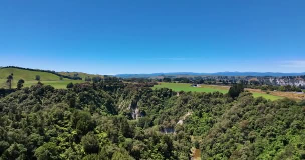 空中暴露着陡峭的灌丛峡谷 周围环绕着平坦的绿地 新西兰 — 图库视频影像