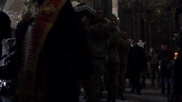 Ukraine Soldiers Lead Cortege Carrying Coffin Shoulders Church End Funeral — Stok video