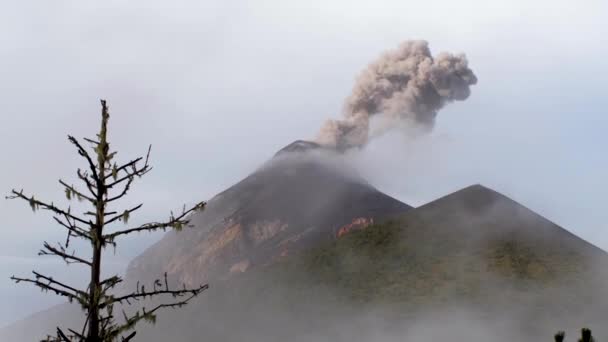 Вулкан Извергается Рано Утром Пока Облака Проходят Мимо Фуэго Гватемала — стоковое видео