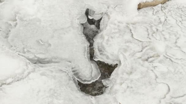 冰冷的冰下河水流淌 — 图库视频影像