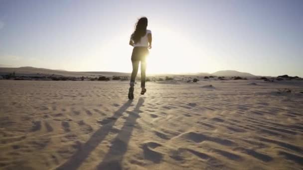 Giovane Donna Nera Esecuzione Con Sandali Dune Sabbia Deserto Tramonto — Video Stock