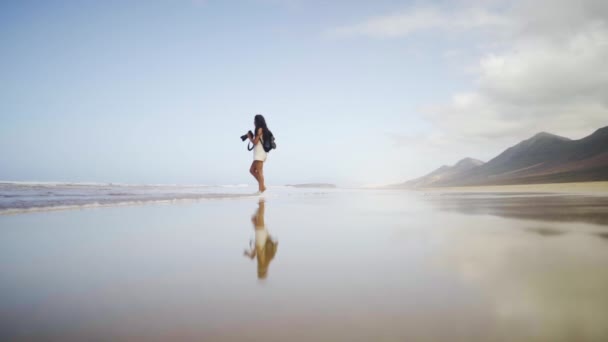Young Female Freelance Creative Photographer Walking Ocean Tropical Woman Capturing — стоковое видео