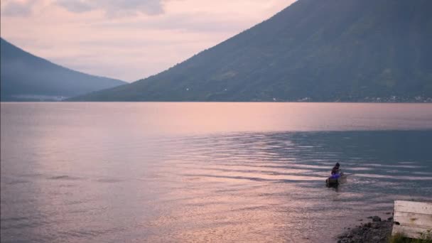 Ein Fischer Boot Frühen Morgen Atitlan See Guatemala — Stockvideo