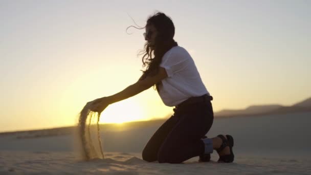Young Latin Woman Knees Desert Sand Dunes Scoop Handful Sand — Vídeo de stock