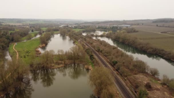 Tory Kolejowe Przebiegające Przez Jeziora Tonford Pobliżu Canterbury Kent — Wideo stockowe