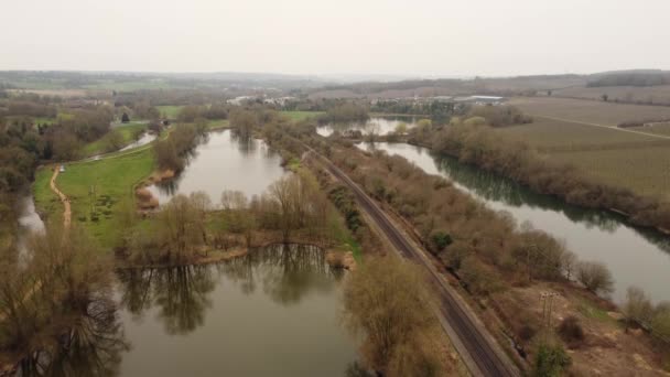 Trilhas Ferroviárias Atravessando Tonford Lakes Perto Canterbury Kent — Vídeo de Stock