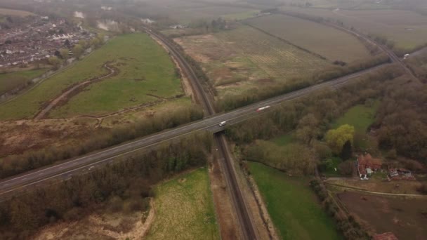 Drónfelvételek Autópályáról Canterburyben Amint Áthalad Hambrook Mocsáron Egy Vasúti Síneken — Stock videók