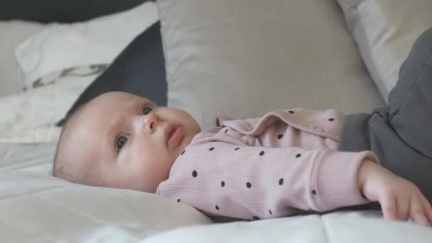 Yatağa Uzanmış Düşünceli Sevimli Küçük Bir Kızın Yakın Çekimi — Stok video