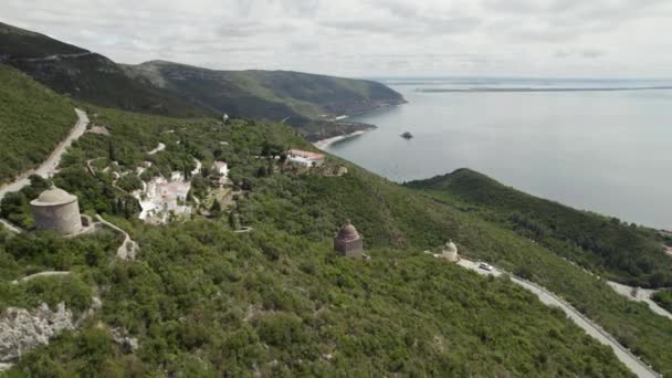 Serra Arrabida 背景为海洋 葡萄牙塞图巴尔半岛 空中向后提升 — 图库视频影像