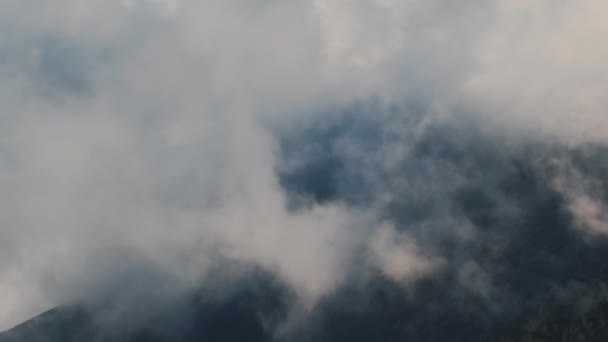 Nuvens Que Passam Pelo Vulcão Manhã Cedo — Vídeo de Stock
