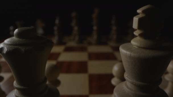 Der Spieler Bewegt Damenbauern Einer Schachpartie Zwei Felder Weiter Nach — Stockvideo