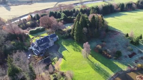 Drone Video Una Tenuta Scozzese Con Giardini Curati Loch Fiumi — Video Stock