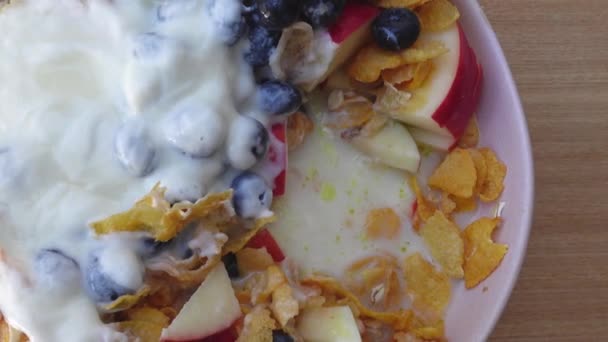 Eating Breakfast Cornflakes Fruits Yoghurt — 비디오