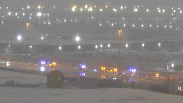 Ciężarówka Śniegu Czyszczenia Autostrady Nocy Śnieżną Noc — Wideo stockowe