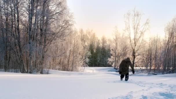 Vista Estática Hombre Con Abrigo Pesado Caminando Través Nieve Profunda — Vídeos de Stock