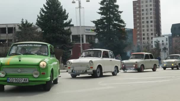 東ヨーロッパのトラビのコンボイ街の通りを通ってレトロな古典的な車をトラバント — ストック動画