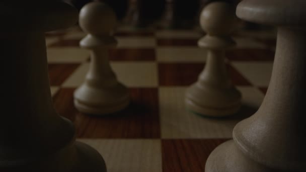 プレイヤーの指はチェスの開幕戦で国王の駒2つをE4に移動させる スタティックショット — ストック動画