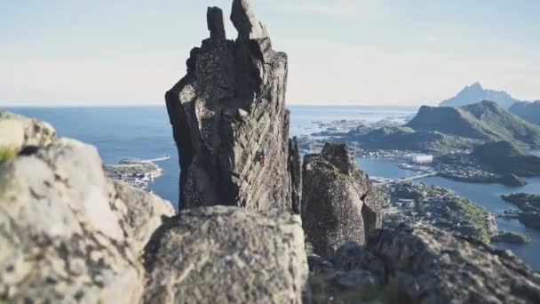 挪威的Svolvrgeita Lofoten人在极其危险的岩石悬崖上爬行 — 图库视频影像