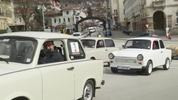 Konvoj Östeuropeiska Trabant Retro Klassiska Bilar Kör Genom Stadens Gator — Stockvideo