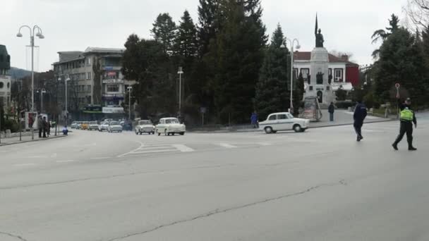 Doğu Avrupa Trabant Konvoyu Klasik Otomobilleri Şehir Sokaklarında Sürüyor Bulgaristan — Stok video