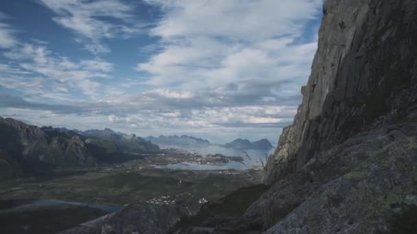 Puszyste Chmury Nad Majestatycznym Nadmorskim Regionem Górskim Lofoten Norwegii Widok — Wideo stockowe