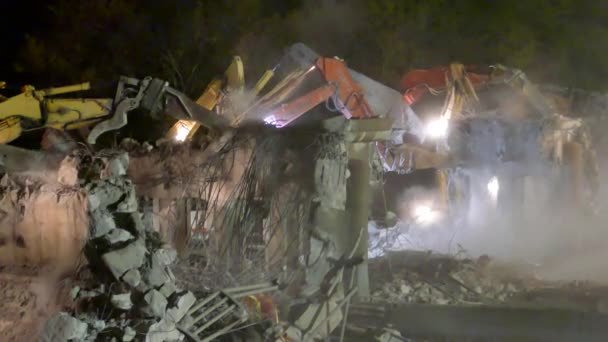 Heavy Machinery Working Night Removing Debris Highway 401 Mississauga Canada — Stockvideo