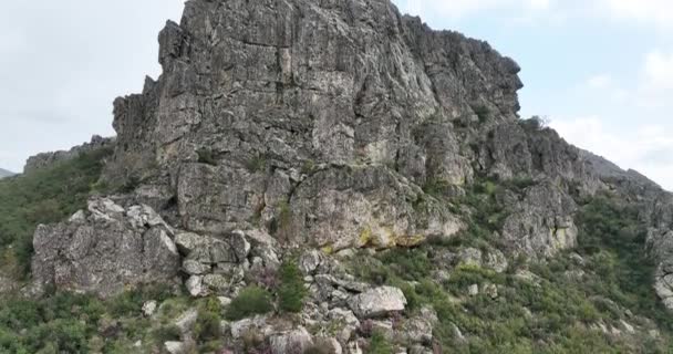 俯瞰一座岩石山顶上的警卫室的景象让人难以忍受 — 图库视频影像