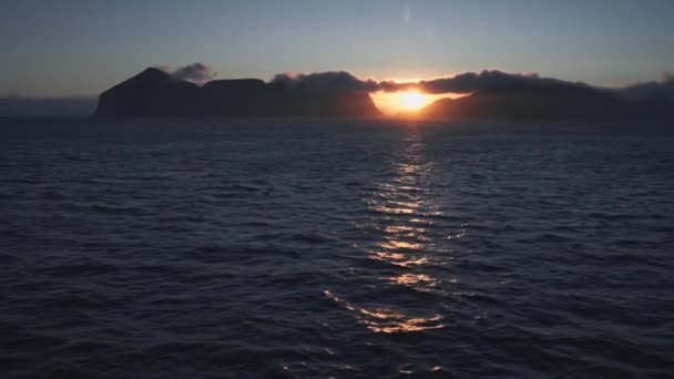 Сонце Сідає Скелястий Берег Норвегії Вид Корабля Рухається — стокове відео