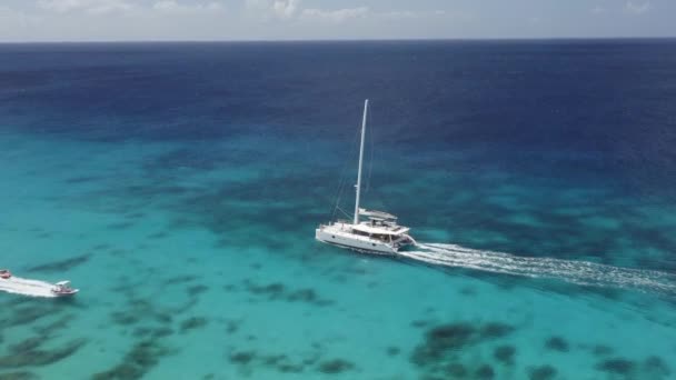 Catamaran Sailing Crystal Clear Waters Speedboat Passes — Stock Video