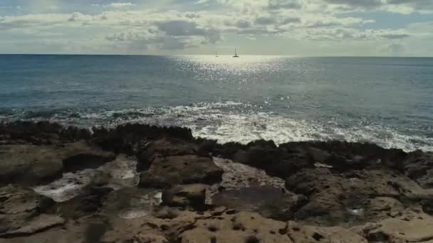 Ascending View Rocky Pacific Ocean Shore Sailing Boats Silhouette Horizon — Stock video