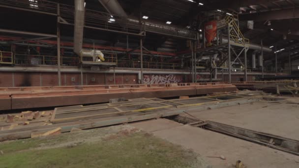 Terk Edilmiş Tuğla Fabrikasında Grafiti Mossy Stones Ile Kaydırma Görüntüsü — Stok video