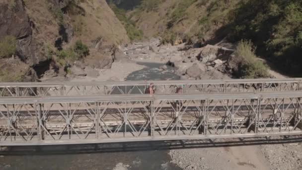 Tres Hombres Caminando Senderismo Trekking Metal Puente Hierro Que Atraviesa — Vídeos de Stock