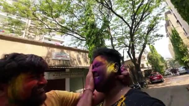 Holi 2022 Two Indian Boys Mens Playing Colors India Indian — Vídeo de stock