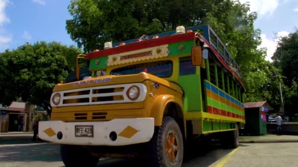 Κλασικό Λεωφορείο Σταθμευμένο Μπροστά Από Μια Εκκλησία Στο Valparaso Κολομβία — Αρχείο Βίντεο