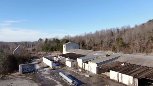 Drohnenaufnahmen Aus Der Luft Die Eine Verlassene Lagerhalle Waldrand Umkreisen — Stockvideo